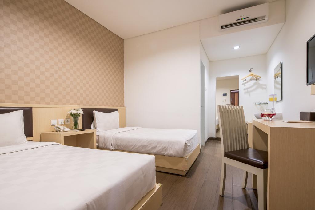 Hotel 88 Grogol Jakarta By Wh Екстериор снимка