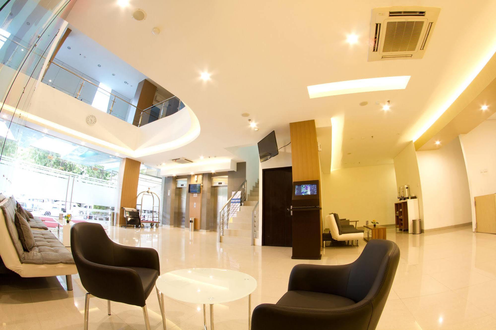 Hotel 88 Grogol Jakarta By Wh Екстериор снимка