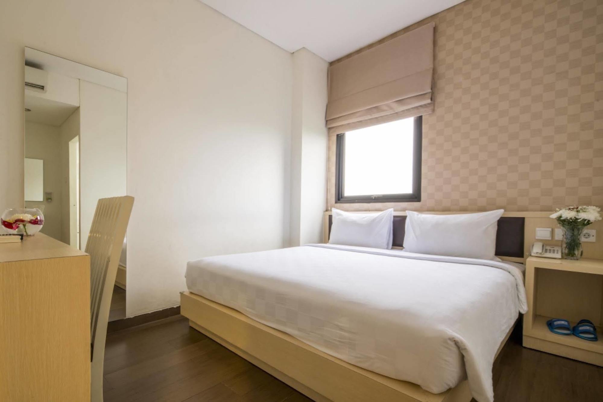 Hotel 88 Grogol Jakarta By Wh Екстериор снимка