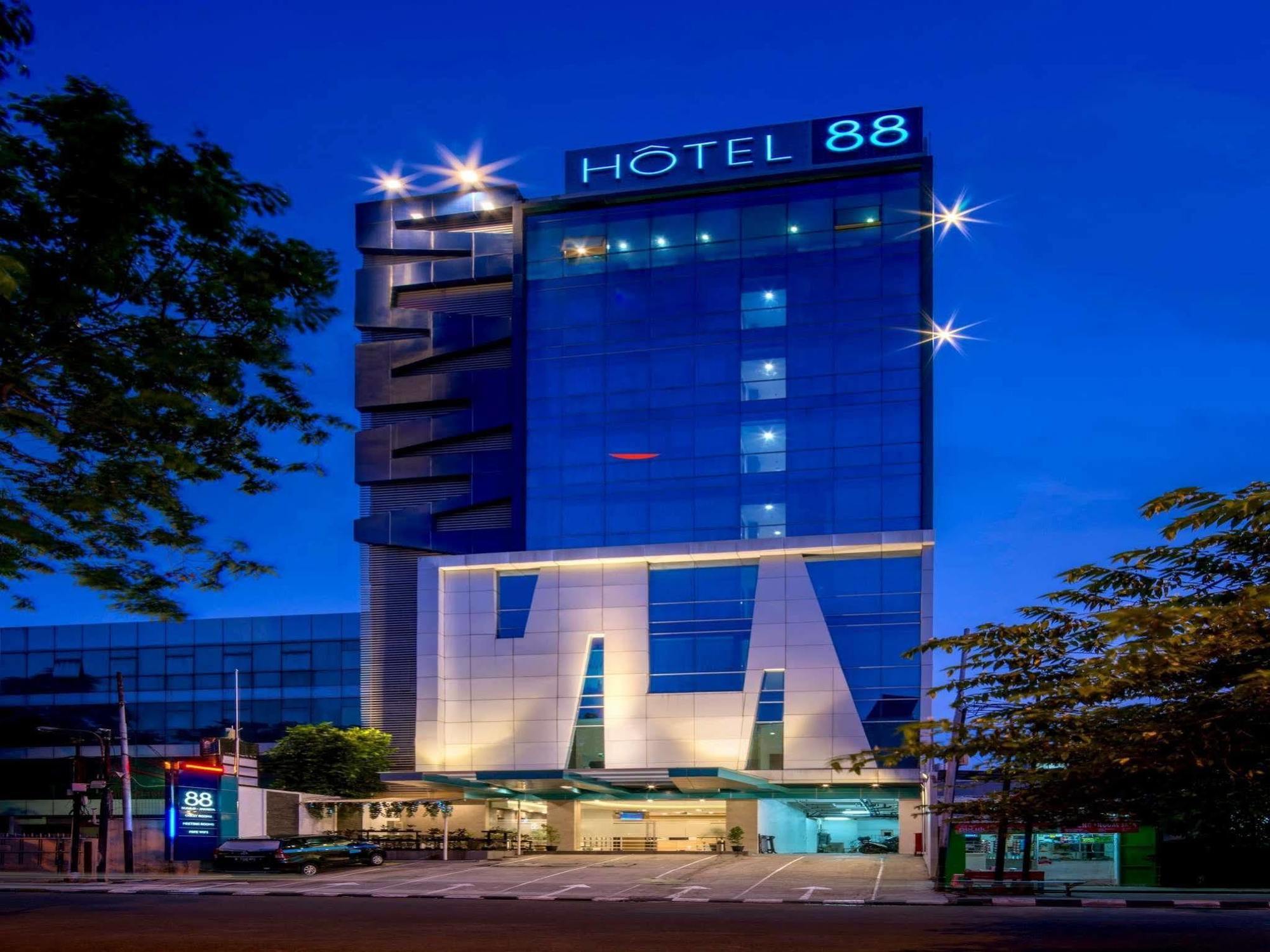 Hotel 88 Grogol Jakarta By Wh Екстериор снимка
