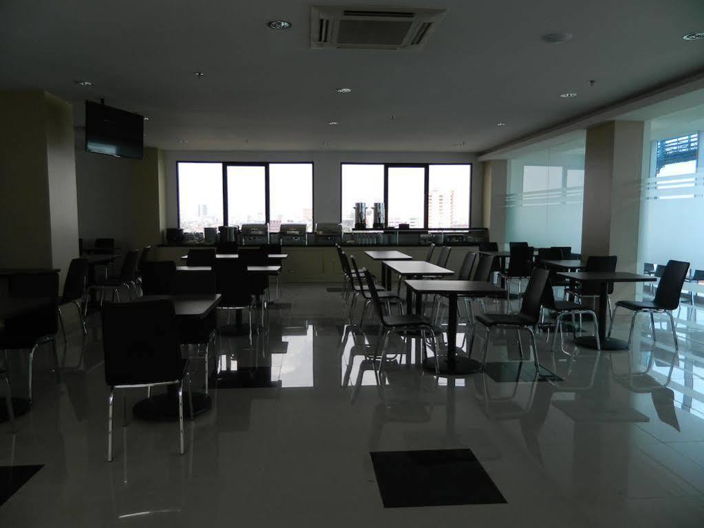 Hotel 88 Grogol Jakarta By Wh Екстериор снимка